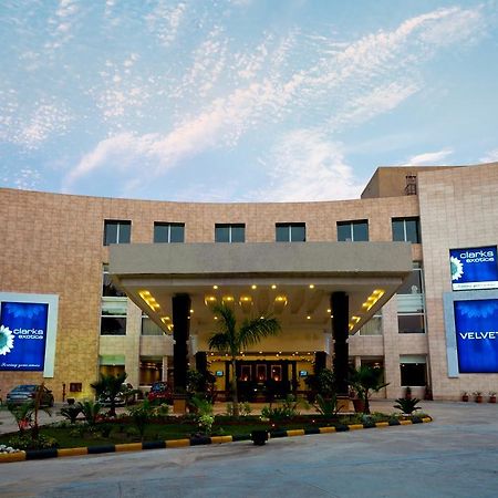 Hotel Velvet Clarks Exotica Zirakpur Exterior foto