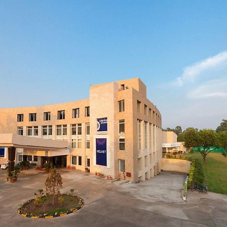 Hotel Velvet Clarks Exotica Zirakpur Exterior foto