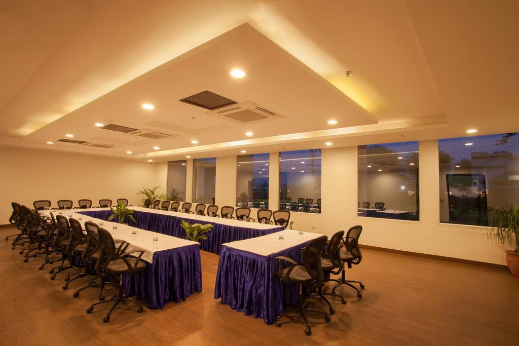 Hotel Velvet Clarks Exotica Zirakpur Exterior foto