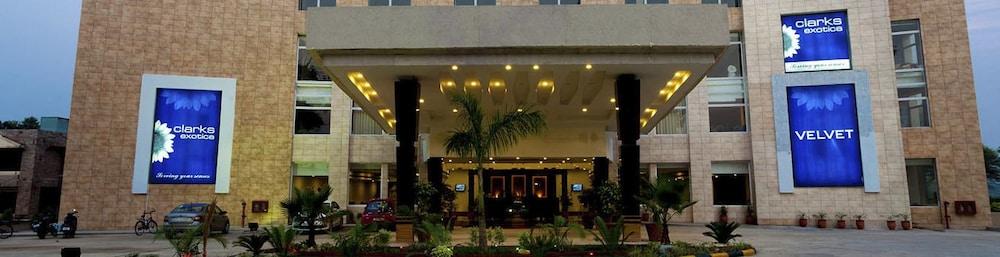 Hotel Velvet Clarks Exotica Zirakpur Exterior foto