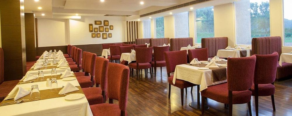 Hotel Velvet Clarks Exotica Zirakpur Exterior foto