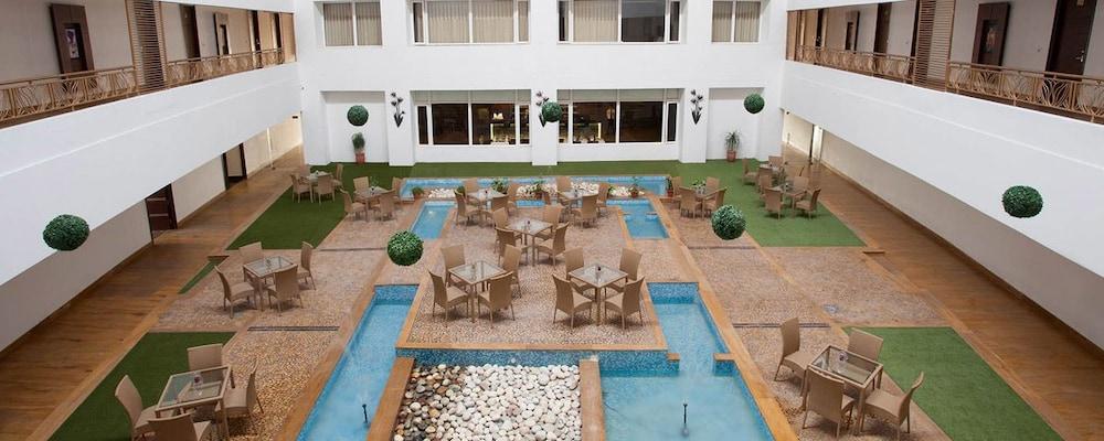 Hotel Velvet Clarks Exotica Zirakpur Exterior foto