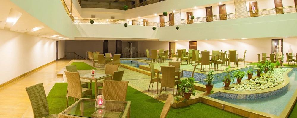 Hotel Velvet Clarks Exotica Zirakpur Exterior foto