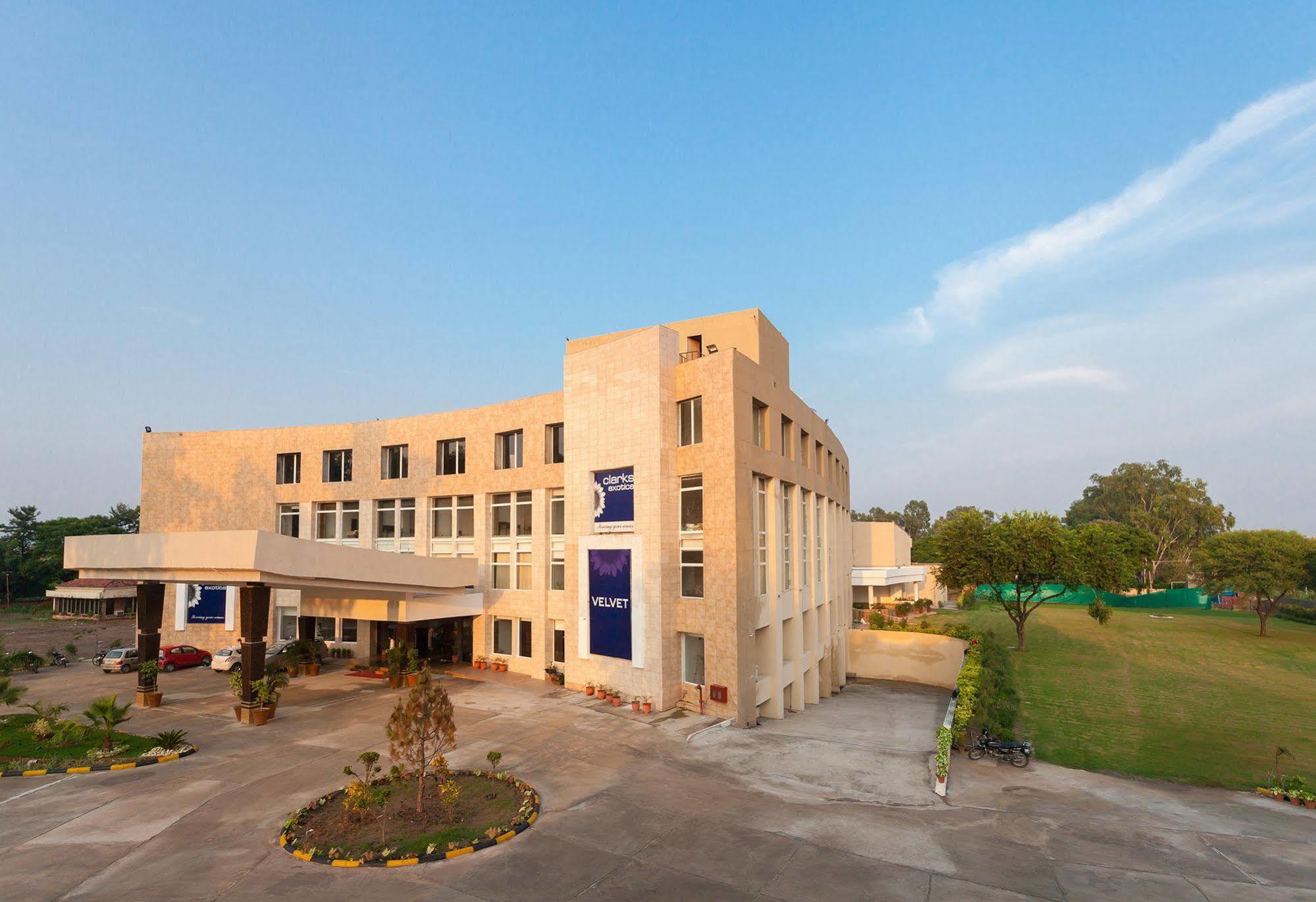 Hotel Velvet Clarks Exotica Zirakpur Exterior foto