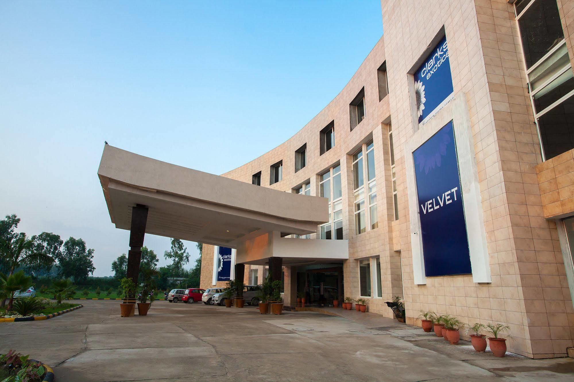 Hotel Velvet Clarks Exotica Zirakpur Exterior foto