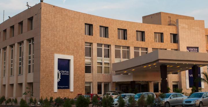 Hotel Velvet Clarks Exotica Zirakpur Exterior foto