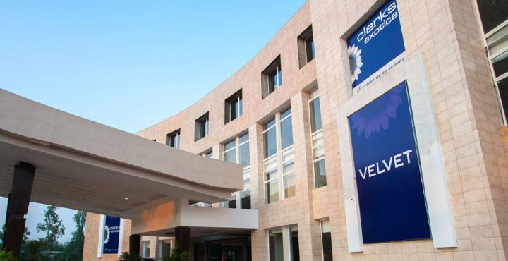 Hotel Velvet Clarks Exotica Zirakpur Exterior foto